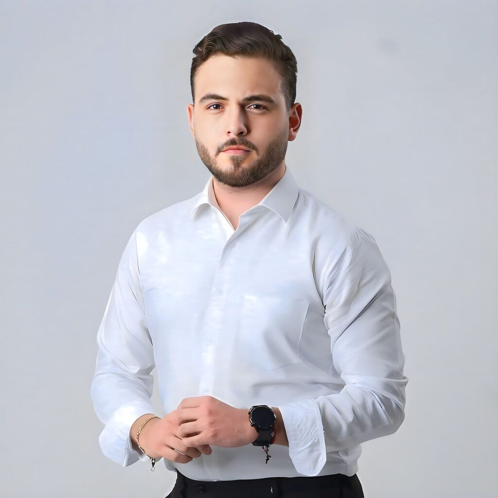 g8e4d9318e8b42f1c84bf0452335a52bd34f5b7d91c1a65dc750e0b563d04b64d4858367372796dfcff5965b6f25653b4862840f57cac9fca7e5ee7f987b4c80c_1280-8095548 man, attractive, portrait, beauty, job, business, beard, face, male, model, pose, mirada, modelo, moda, estilo, host, blanco, influencer, trabajador, oficinista, photoshoot, gay, homosexual, business man, fondo blanco